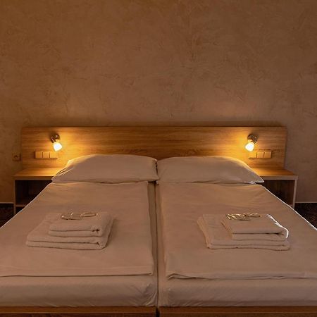 Bruntál Hotel Slezan מראה חיצוני תמונה