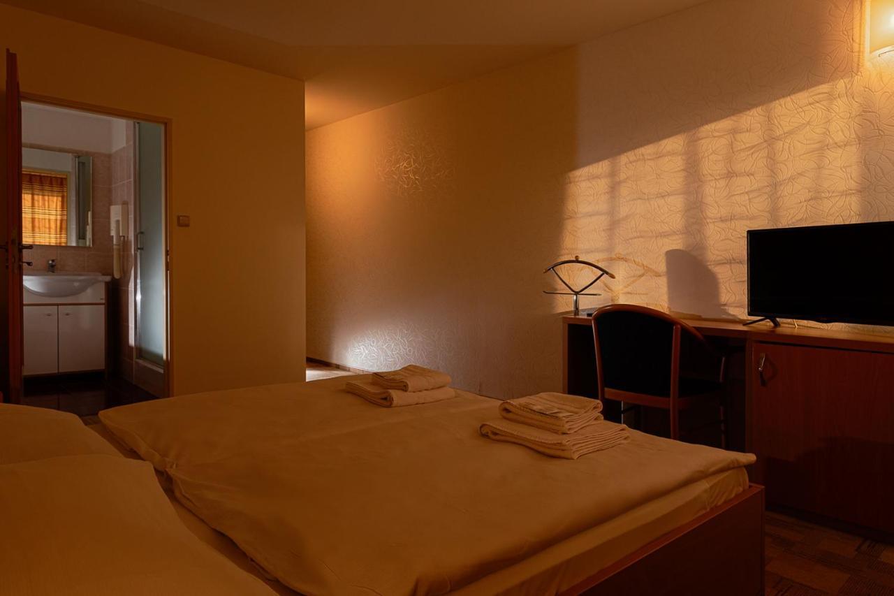 Bruntál Hotel Slezan מראה חיצוני תמונה